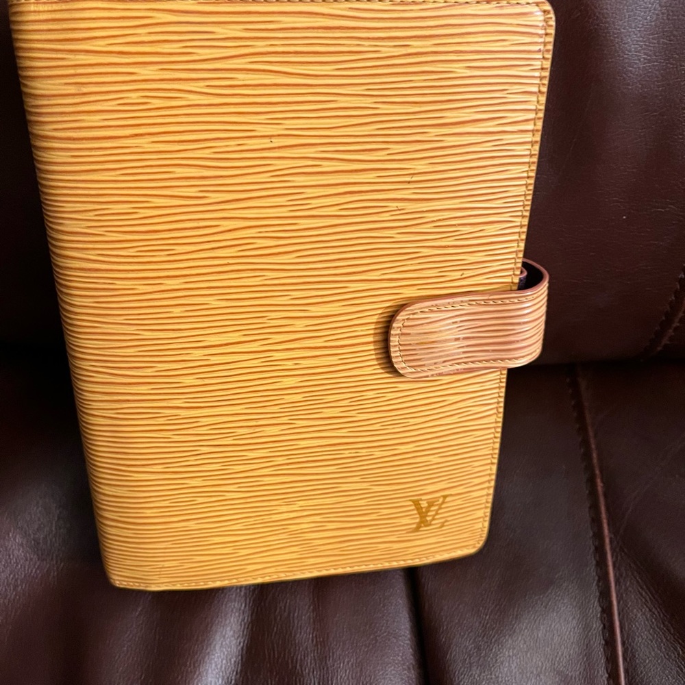 EUC Louis Vuitton MM epi agenda, gold with purple, has two authentic rulers 💛💜